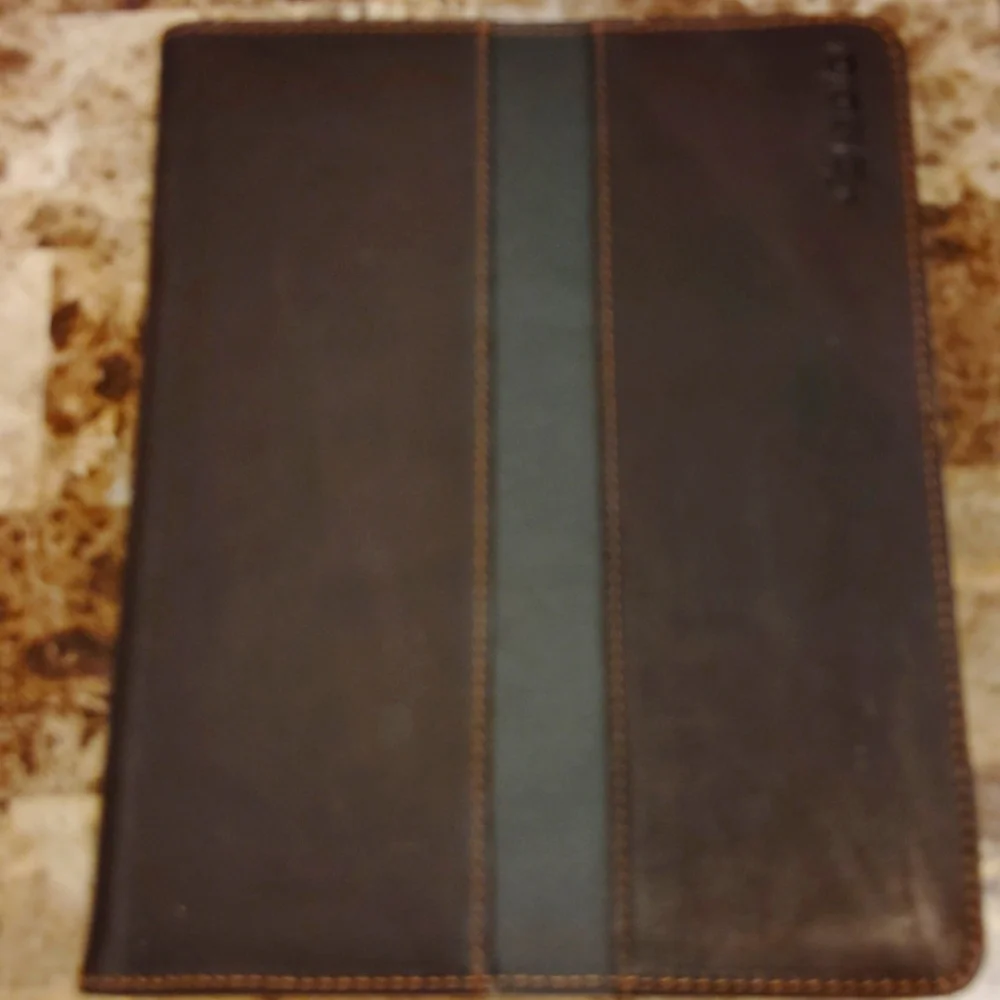 This is the Solo New York Premium Ascent Case for iPads.